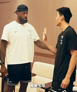 开云官网-崔永熙和老詹互动说再打五年，后者笑着连连说不