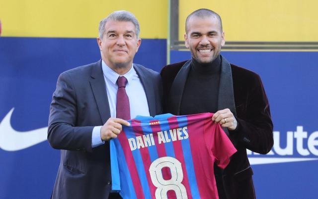 1711-danialves-laporta.jpg